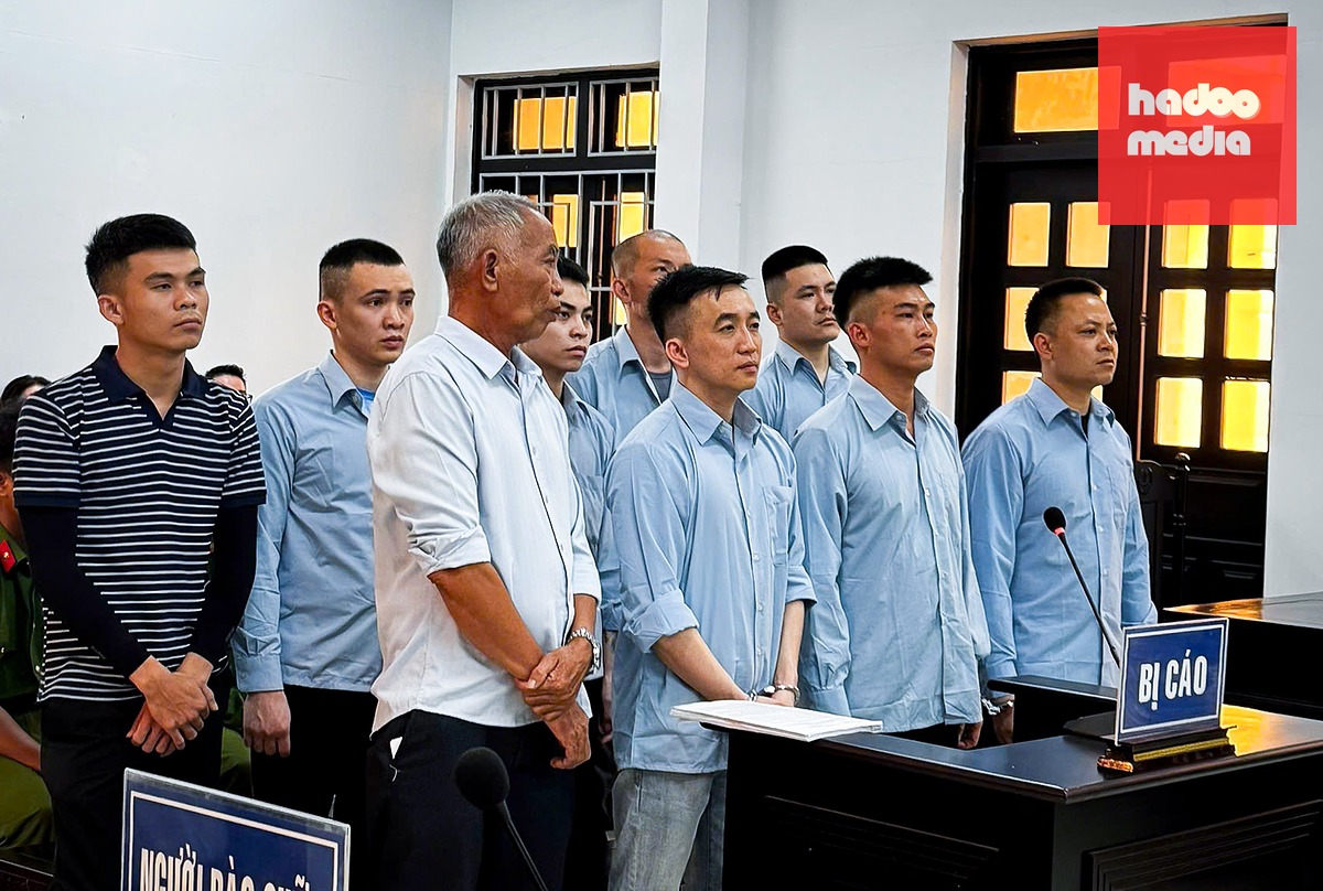 Các bị cáo trong vụ "cưỡng đoạt tài sản" các chủ mỏ đá tại phiên tòa sơ thẩm ngày 17-6 - Ảnh: T.S.