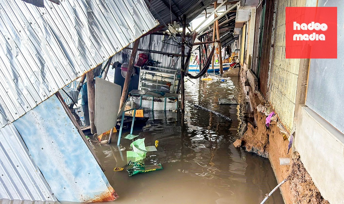 Nước ròng sát đáy sông làm cho nhiều căn nhà sụp xuống sông trong đêm - Ảnh: THANH HUYỀN