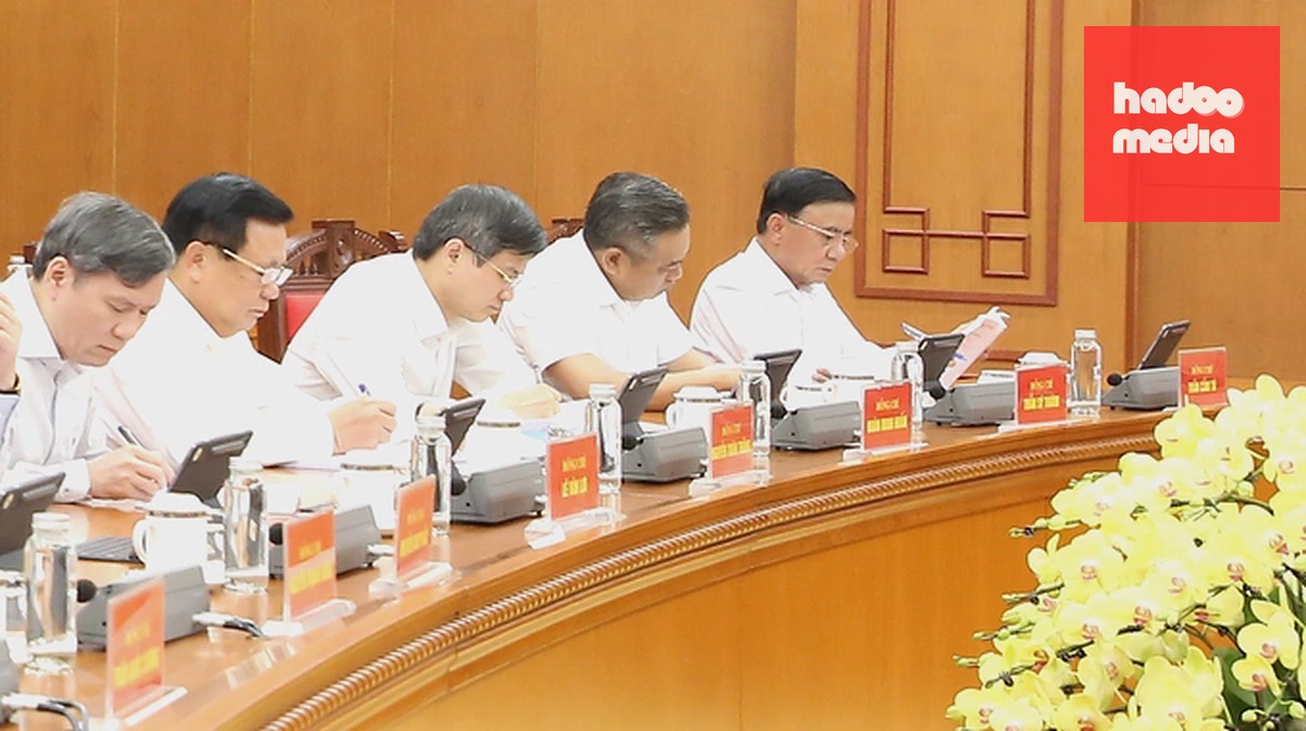 Từ phải qua là Thường trực Ban Bí thư Trần Cẩm Tú, Chủ nhiệm Ủy ban Kiểm tra Trung ương Trần Sỹ Thanh, Giám đốc Học viện Chính trị Quốc gia Hồ Chí Minh Đoàn Minh Huấn, Chủ tịch Hội đồng Lý luận Trung ương Nguyễn Xuân Thắng, dự họp chiều 17/6. Ảnh: Cổng thông tin Đảng Cộng sản