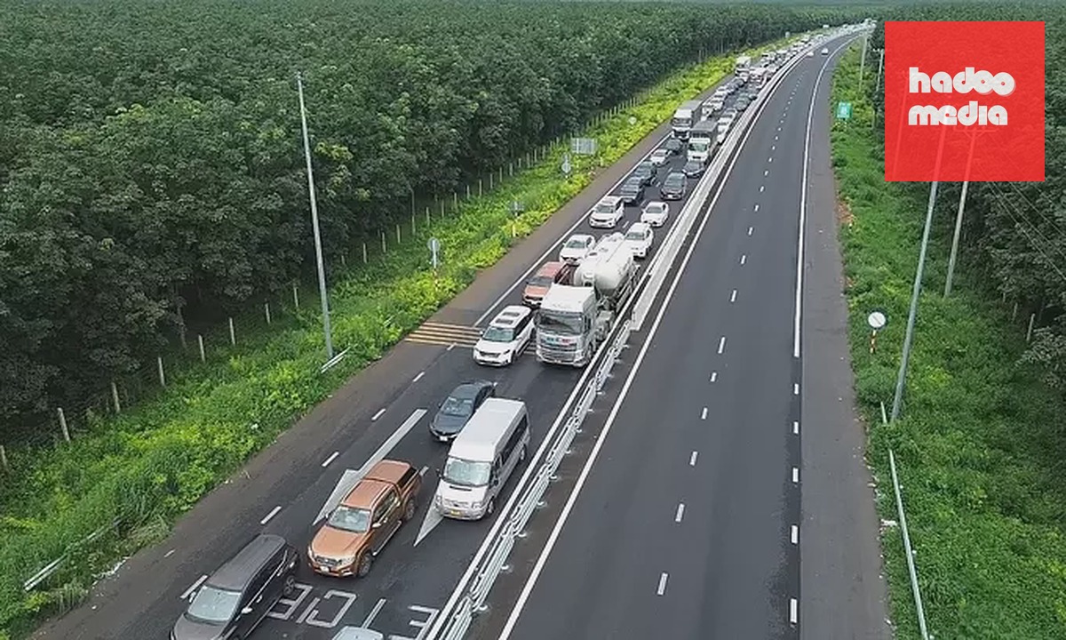 Kẹt xe ở cao tốc Phan Thiết - Dầu Giây vào dịp lễ năm 2025. Ảnh: Phước Tuấn