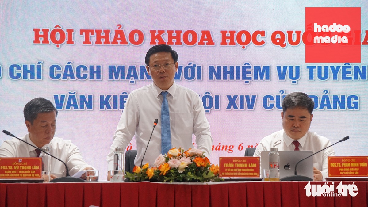 Từ trái qua: PGS.TS Vũ Trọng Lâm, Giám đốc - Tổng biên tập Nhà xuất bản Chính trị quốc gia Sự thật, Phó trưởng Ban Tuyên giáo và Dân vận Trung ương Trần Thanh Lâm và PGS.TS Phạm Minh Tuấn, Phó tổng biên tập Tạp chí Cộng Sản, chủ trì hội thảo - Ảnh: T.ĐIỂU