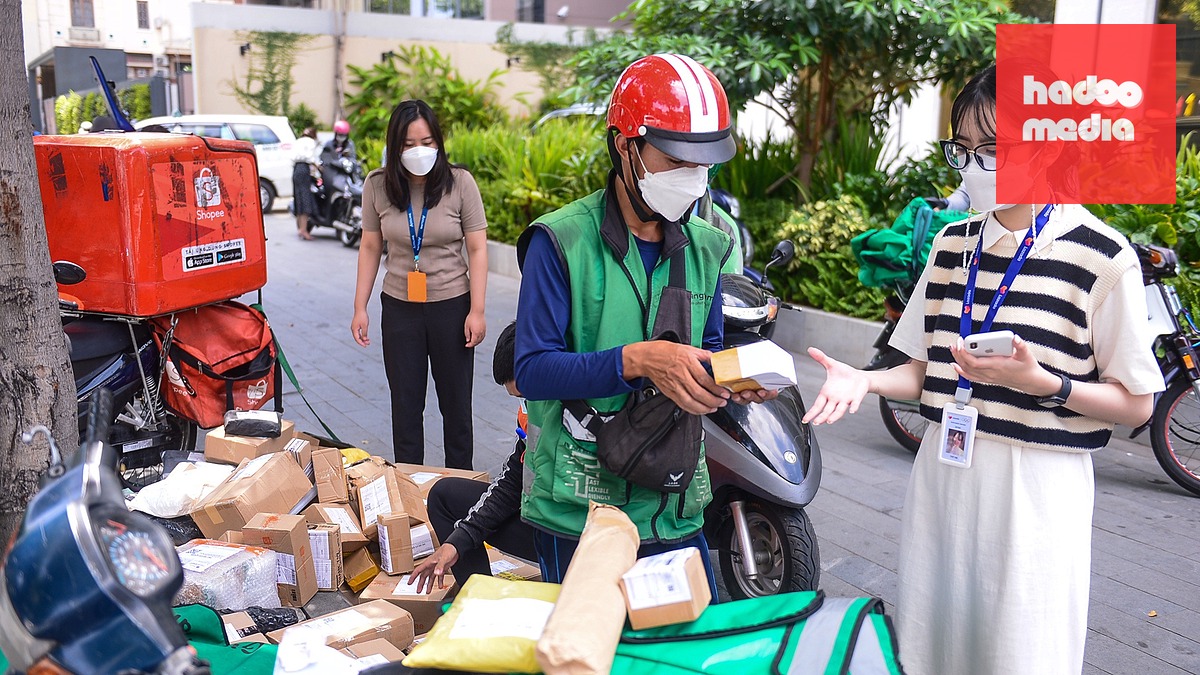 Nhân viên văn phòng một tòa nhà trên đường Nguyễn Đình Chiểu, TP.HCM nhận hàng đặt mua online - Ảnh: QUANG ĐỊNH