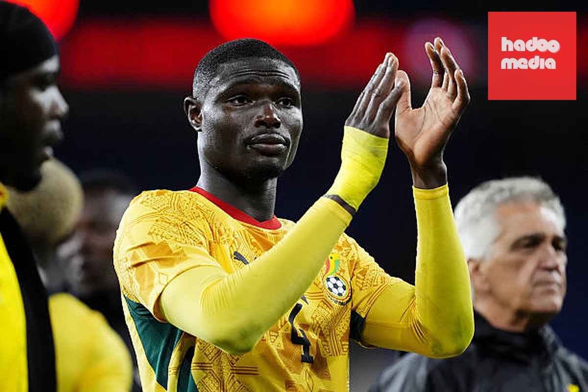 Jonas Adjetey (8.0): Một chốt chặn đáng tin cậy của tuyển Ghana. Khả năng đọc tình huống và cản phá kịp thời của anh giúp đội nhà hóa giải nhiều pha bóng nguy hiểm từ các chân sút Panama. Đặc biệt, tình huống lao lên đánh đầu suýt thành bàn cũng cho thấy sự đa dạng trong lối chơi của hậu vệ này.

Jerome Opoku (7.9): Cùng với Adjetey, Opoku tạo thành bộ đôi trung vệ vững chắc, bịt kín mọi ngả đường tiến vào khung thành. Sự điềm tĩnh, chắc chắn và kinh nghiệm thi đấu của anh mang lại sự an tâm tuyệt đối cho hàng phòng ngự.

Gideon Mensah (7.8): Hoạt động năng nổ bên cánh trái, anh không chỉ hoàn thành nhiệm vụ phòng ngự mà còn nhiều lần tạo đột biến với những đường tạt bóng có độ xoáy cao, gây khó dễ cho hàng thủ đối phương.

Antoine Semenyo (7.3): Tiền vệ thuộc biên chế Manchester City đã có màn trình diễn xuất sắc, đặc biệt là ở những phút cuối. Không chỉ là nhạc trưởng điều tiết nhịp độ tấn công, anh còn trực tiếp kiến tạo hai cơ hội ngon ăn nhất, trong đó có tình huống dẫn đến bàn thắng quyết định.

Caleb Yirenkyi (7.8): Người hùng của trận đấu. Dù thi đấu ở vị trí tiền vệ trung tâm và có phần thầm lặng ở tuyến giữa, anh đã tỏa sáng đúng lúc bằng cú dứt điểm ở cự ly gần để ghi bàn thắng duy nhất mang về trọn vẹn 3 điểm cho Ghana. 

Elisha Owusu (6.6): Được kỳ vọng sẽ là nhân tố kiến thiết lối chơi, tuy nhiên, màn thể hiện của anh lại khá nhạt nhòa. Những đường chuyền từ cầu thủ này chưa đủ sức xuyên phá hàng thủ đối phương.

Ernest Nuamah (6.7): Có đôi chút đột biến trong các pha xử lý bóng, tuy nhiên, anh vẫn thiếu sự tinh tế trong những đường chuyền quyết định để mở ra các cơ hội ghi bàn cho đồng đội.

Kamaldeen Sulemana (6.6): Có một trận đấu mờ nhạt, anh không tạo ra được áp lực đủ lớn lên hàng phòng ngự đối phương. Việc bị kèm cặp quá chặt đã khiến cầu thủ này không thể phát huy tối đa thế mạnh của bản thân.

Jordan Ayew (6.8): Đội trưởng của Ghana đã có một ngày thi đấu không mấy suôn sẻ khi luôn bị khóa chặt bởi các hậu vệ đối phương. Tuy nhiên, tầm ảnh hưởng của anh trên sân vẫn là một điểm tựa quan trọng cho toàn đội.

Chấm điểm đội hình Ghana. Ảnh: Bongda.com.vn.