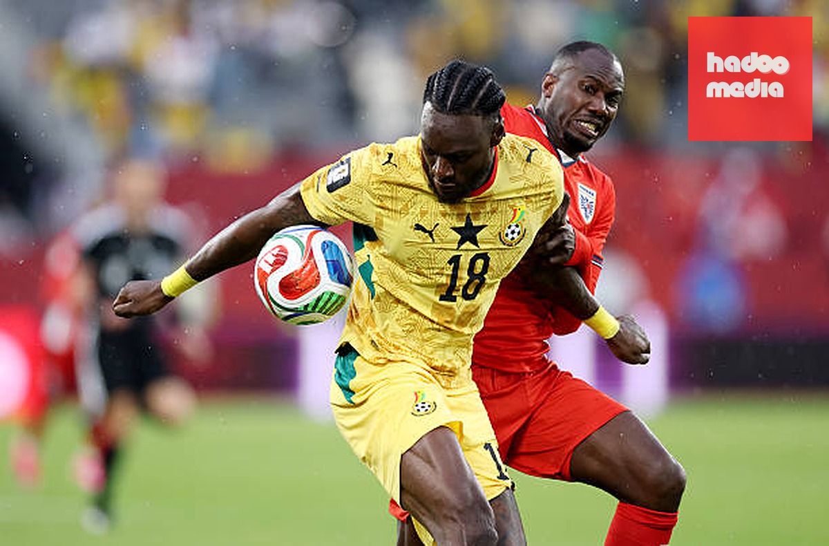 Jerome Opoku (7.9): Cùng với Adjetey, Opoku tạo thành bộ đôi trung vệ vững chắc, bịt kín mọi ngả đường tiến vào khung thành. Sự điềm tĩnh, chắc chắn và kinh nghiệm thi đấu của anh mang lại sự an tâm tuyệt đối cho hàng phòng ngự.

Gideon Mensah (7.8): Hoạt động năng nổ bên cánh trái, anh không chỉ hoàn thành nhiệm vụ phòng ngự mà còn nhiều lần tạo đột biến với những đường tạt bóng có độ xoáy cao, gây khó dễ cho hàng thủ đối phương.

Antoine Semenyo (7.3): Tiền vệ thuộc biên chế Manchester City đã có màn trình diễn xuất sắc, đặc biệt là ở những phút cuối. Không chỉ là nhạc trưởng điều tiết nhịp độ tấn công, anh còn trực tiếp kiến tạo hai cơ hội ngon ăn nhất, trong đó có tình huống dẫn đến bàn thắng quyết định.

Caleb Yirenkyi (7.8): Người hùng của trận đấu. Dù thi đấu ở vị trí tiền vệ trung tâm và có phần thầm lặng ở tuyến giữa, anh đã tỏa sáng đúng lúc bằng cú dứt điểm ở cự ly gần để ghi bàn thắng duy nhất mang về trọn vẹn 3 điểm cho Ghana. 

Elisha Owusu (6.6): Được kỳ vọng sẽ là nhân tố kiến thiết lối chơi, tuy nhiên, màn thể hiện của anh lại khá nhạt nhòa. Những đường chuyền từ cầu thủ này chưa đủ sức xuyên phá hàng thủ đối phương.

Ernest Nuamah (6.7): Có đôi chút đột biến trong các pha xử lý bóng, tuy nhiên, anh vẫn thiếu sự tinh tế trong những đường chuyền quyết định để mở ra các cơ hội ghi bàn cho đồng đội.

Kamaldeen Sulemana (6.6): Có một trận đấu mờ nhạt, anh không tạo ra được áp lực đủ lớn lên hàng phòng ngự đối phương. Việc bị kèm cặp quá chặt đã khiến cầu thủ này không thể phát huy tối đa thế mạnh của bản thân.

Jordan Ayew (6.8): Đội trưởng của Ghana đã có một ngày thi đấu không mấy suôn sẻ khi luôn bị khóa chặt bởi các hậu vệ đối phương. Tuy nhiên, tầm ảnh hưởng của anh trên sân vẫn là một điểm tựa quan trọng cho toàn đội.

Chấm điểm đội hình Ghana. Ảnh: Bongda.com.vn.
