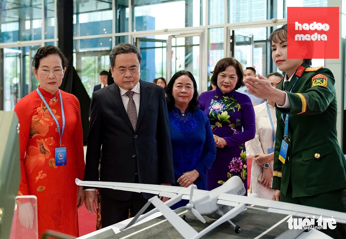 Chủ tịch Quốc hội Trần Thanh Mẫn và các đại biểu tham quan gian trưng bày tại đại hội - Ảnh: NAM TRẦN