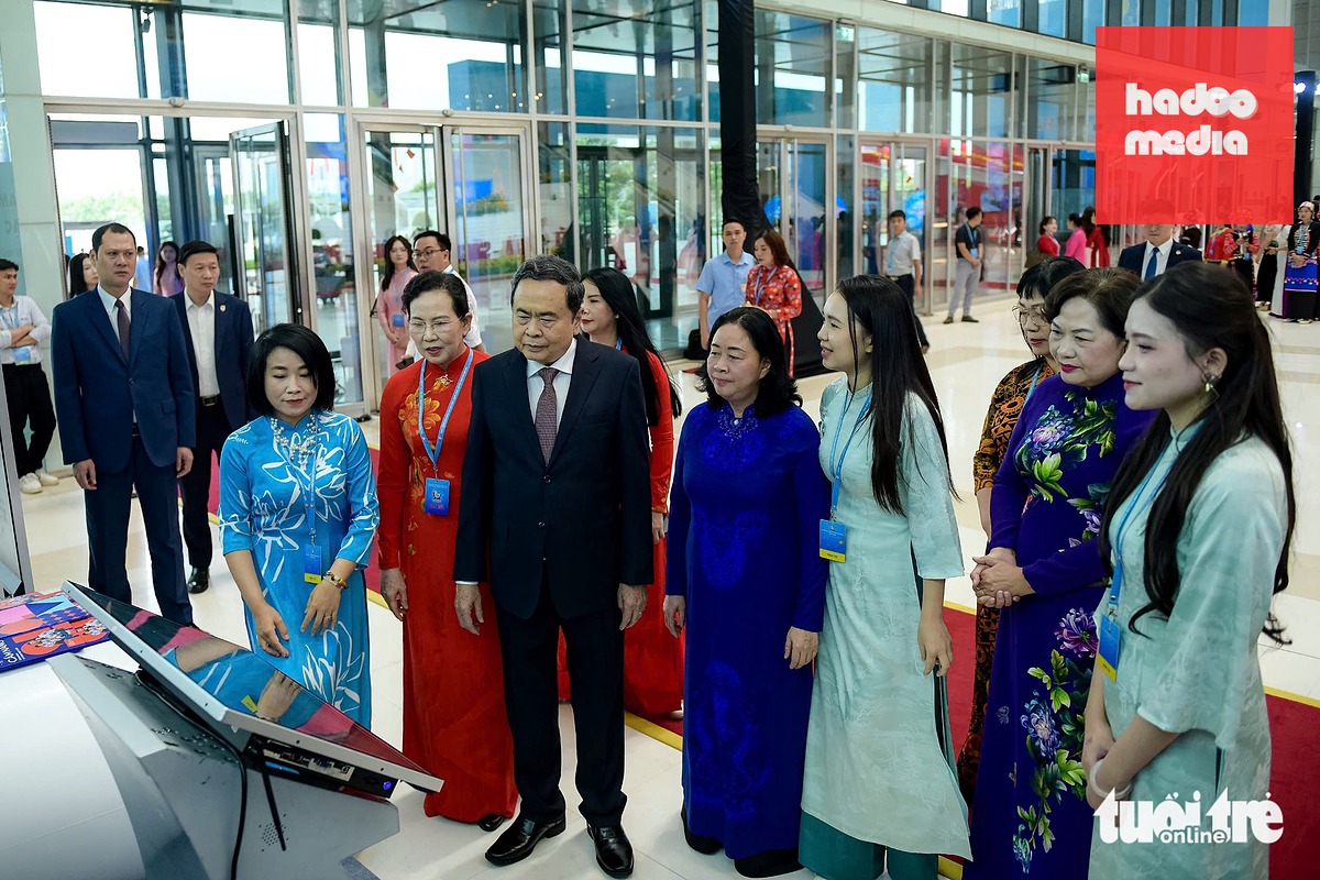 Chủ tịch Quốc hội Trần Thanh Mẫn và các đại biểu tham quan gian trưng bày - Ảnh: NAM TRẦN