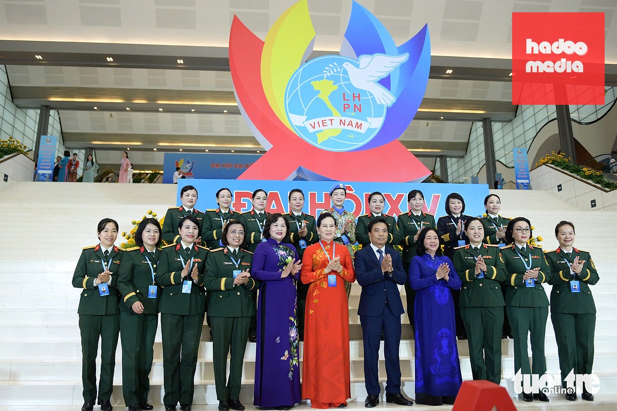 Chủ tịch Ủy ban Trung ương Mặt trận Tổ quốc Việt Nam Bùi Thị Minh Hoài (hàng đầu, thứ 4 từ phải sang) chụp ảnh cùng các đại biểu - Ảnh: NAM TRẦN