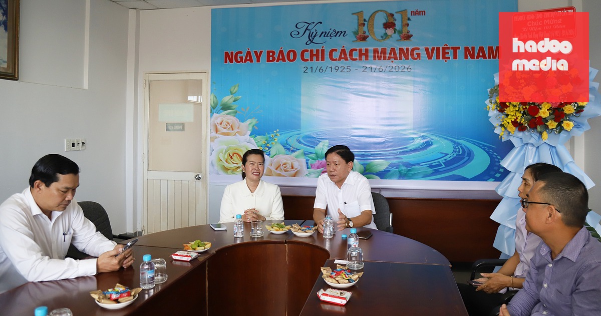 Nhà báo Hoàng Trí Dũng - Trưởng Văn phòng đại diện báo Tuổi Trẻ vùng Tây Nam Bộ - thông tin với lãnh đạo UBND TP Cần Thơ về tình hình hoạt động của báo - Ảnh: CHÍ QUỐC