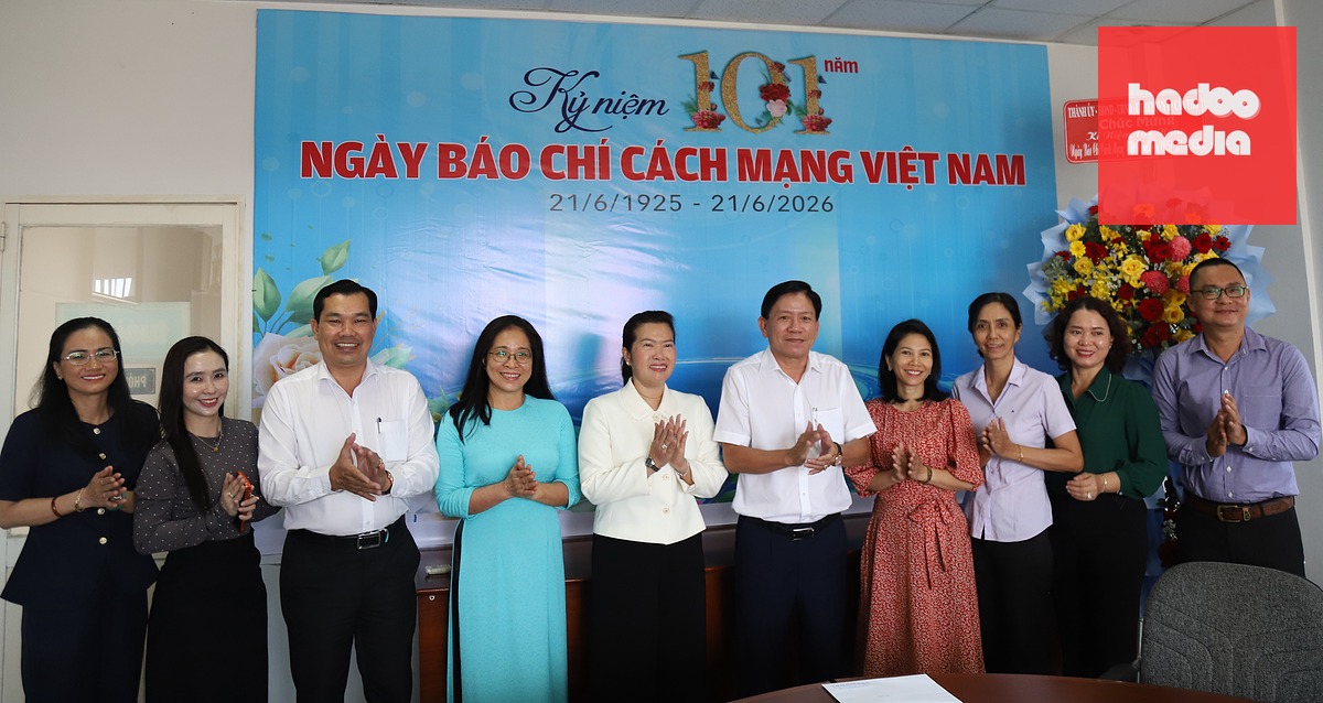 Đoàn công tác của UBND TP Cần Thơ do bà Nguyễn Thị Ngọc Điệp - Phó chủ tịch UBND thành phố (thứ năm từ trái sang) thăm, chúc mừng Văn phòng đại diện báo Tuổi Trẻ vùng Tây Nam Bộ sáng 18-6 - Ảnh: CHÍ QUỐC