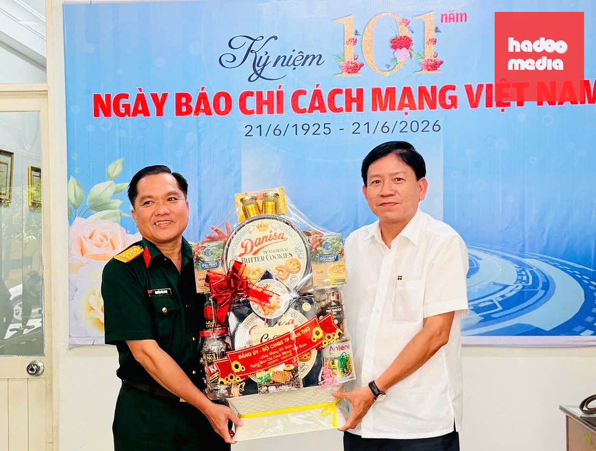 Đại tá Nguyễn Văn Cam, uỷ viên Ban thường vụ Đảng uỷ Quân sự, Phó chính uỷ Bộ Chỉ huy quân sự TP Cần Thơ thăm, chúc mừng cán bộ, phóng viên Văn phòng đại diện báo Tuổi Trẻ vùng Tây Nam bộ. Ảnh: C.Quốc