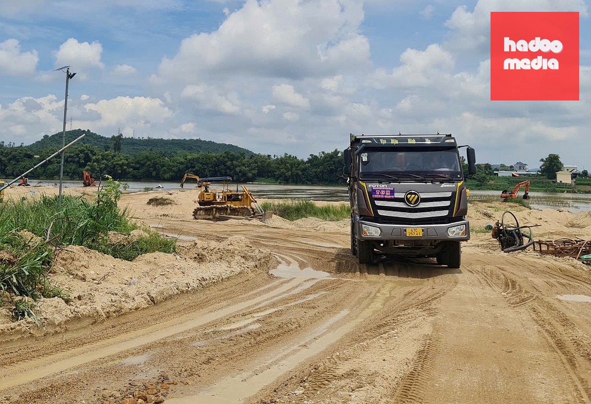 Một mỏ cát ở sông Trà Khúc hoạt động khai thác - Ảnh: TRẦN MAI