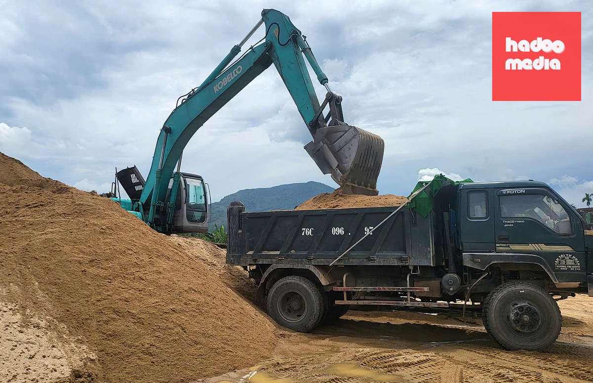 Việc đấu giá 57 mỏ khoáng sản sẽ giúp việc chủ động nguồn cung vật liệu phục vụ xây dựng ở Quảng Ngãi tốt hơn - Ảnh: TRẦN MAI