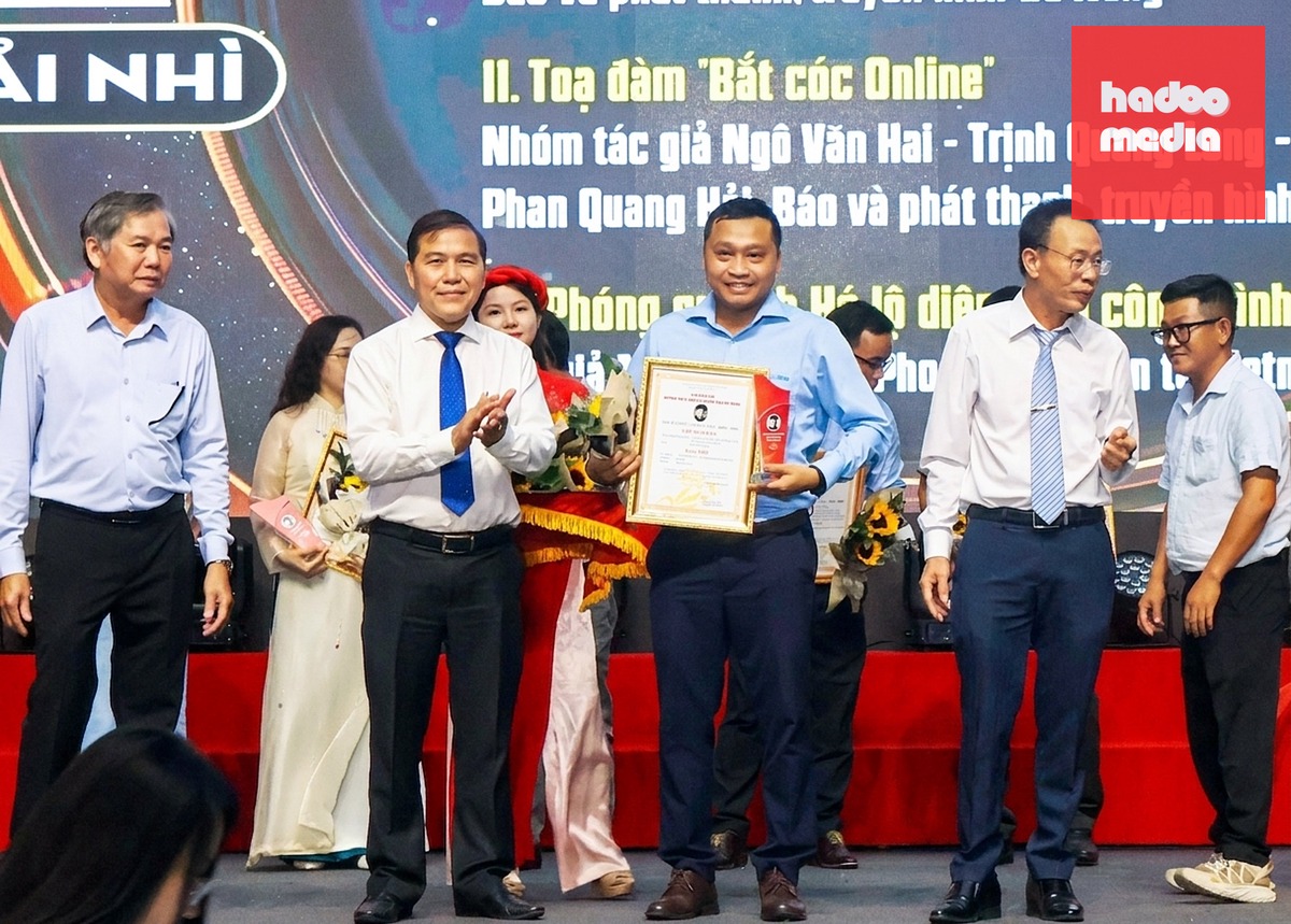 Ban tổ chức trao giải nhì cho phóng viên Lê Trung (báo Tuổi Trẻ) - Ảnh: TRANG PHƯƠNG