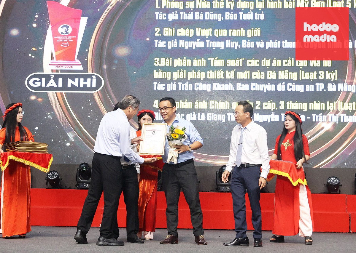 Phóng viên Thái Bá Dũng đoạt giải nhì - Ảnh: LÊ TRUNG
