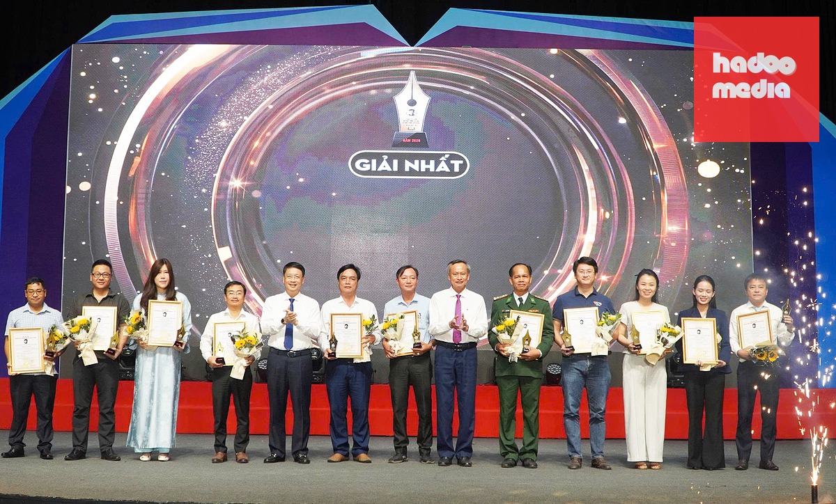 Các tác giả đoạt giải nhất - Ảnh: LÊ TRUNG
