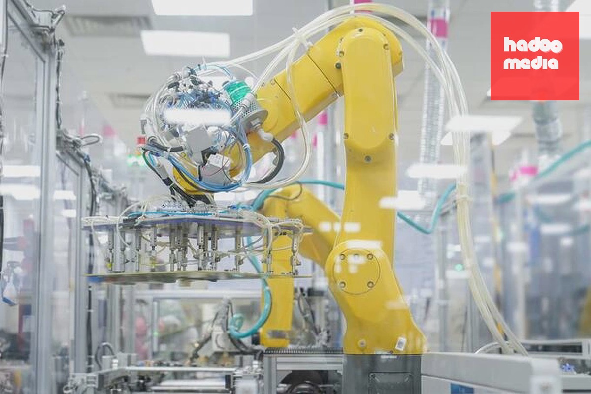 Robot tự động trên dây chuyền sản xuất công nghệ cao. Ảnh: VGP