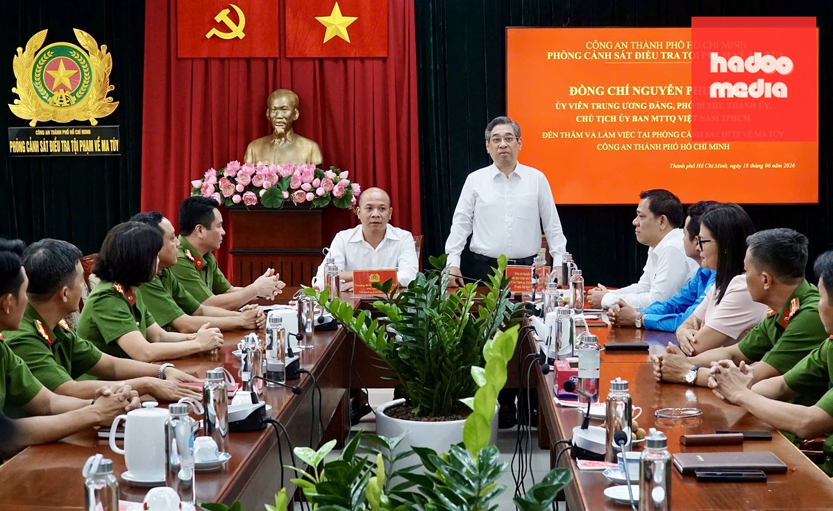 Phó bí thư Thành ủy TP.HCM Nguyễn Phước Lộc đến thăm, động viên cán bộ, chiến sĩ Phòng Cảnh sát điều tra tội phạm về ma túy Công an TP.HCM - Ảnh: ĐAN THUẦN