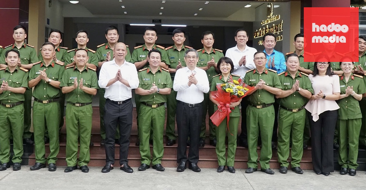 Phó bí thư Thành ủy Nguyễn Phước Lộc và Thượng tá Nguyễn Thành Hưng - Phó giám đốc Công an TP.HCM - chụp hình lưu niệm cùng cán bộ, chiến sĩ Phòng Cảnh sát điều tra tội phạm về ma túy - Ảnh: ĐAN THUẦN