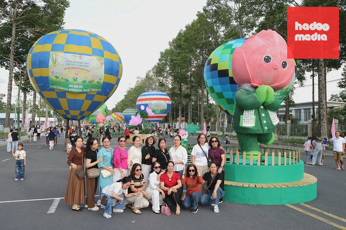 Du khách chụp ảnh tại lễ hội sen. Ảnh: Trung Phạm