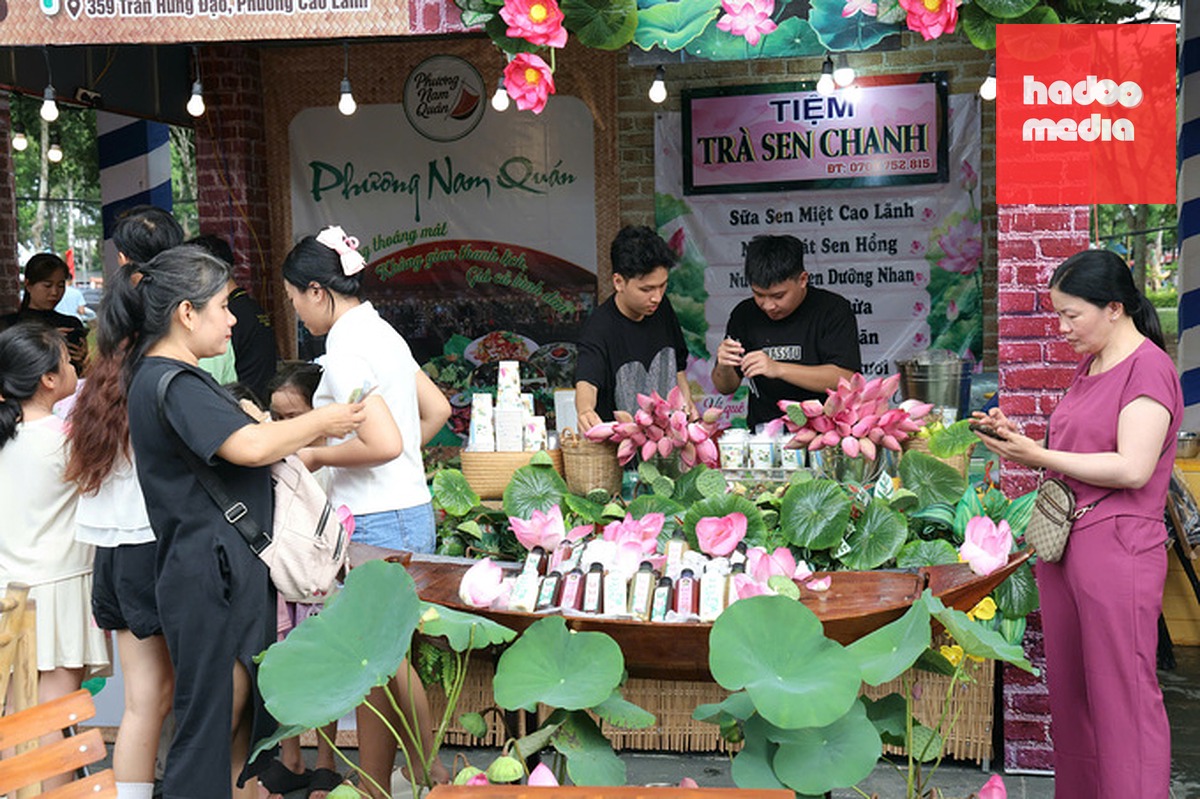 Không gian trưng bày và giới thiệu các sản phẩm từ sen. Ảnh: Trung Phạm