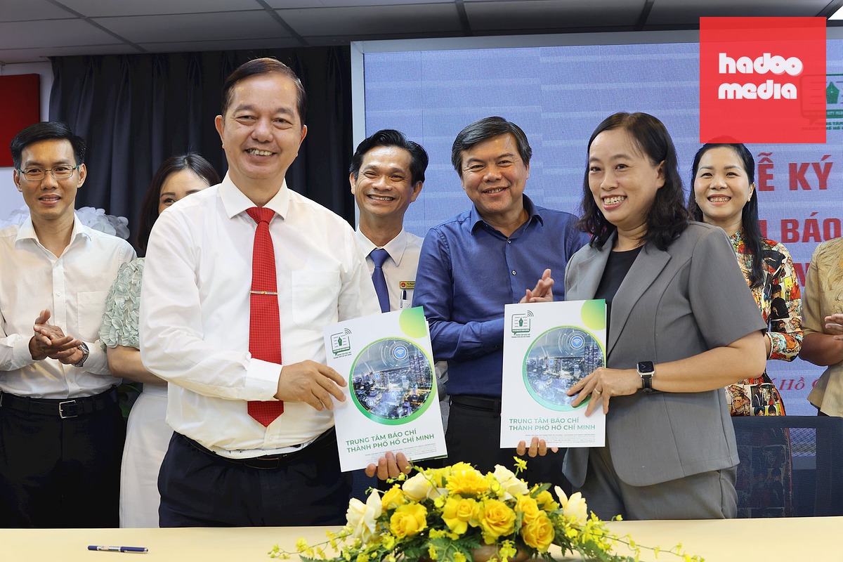 Phó trưởng Ban Tuyên giáo và Dân vận Thành ủy TP.HCM Tăng Hữu Phong chứng kiến nghi thức ký kết phối hợp giữa Trung tâm Báo chí và Học viện Cán bộ TP.HCM - Ảnh: TTBC