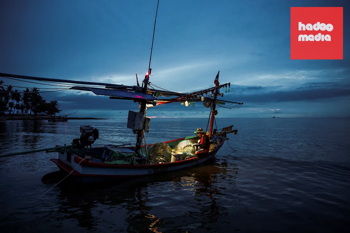 Một ngư dân gỡ cua khỏi lưới đánh cá tại huyện Lang Suan, tỉnh Chumphon, Thái Lan - Ảnh: REUTERS