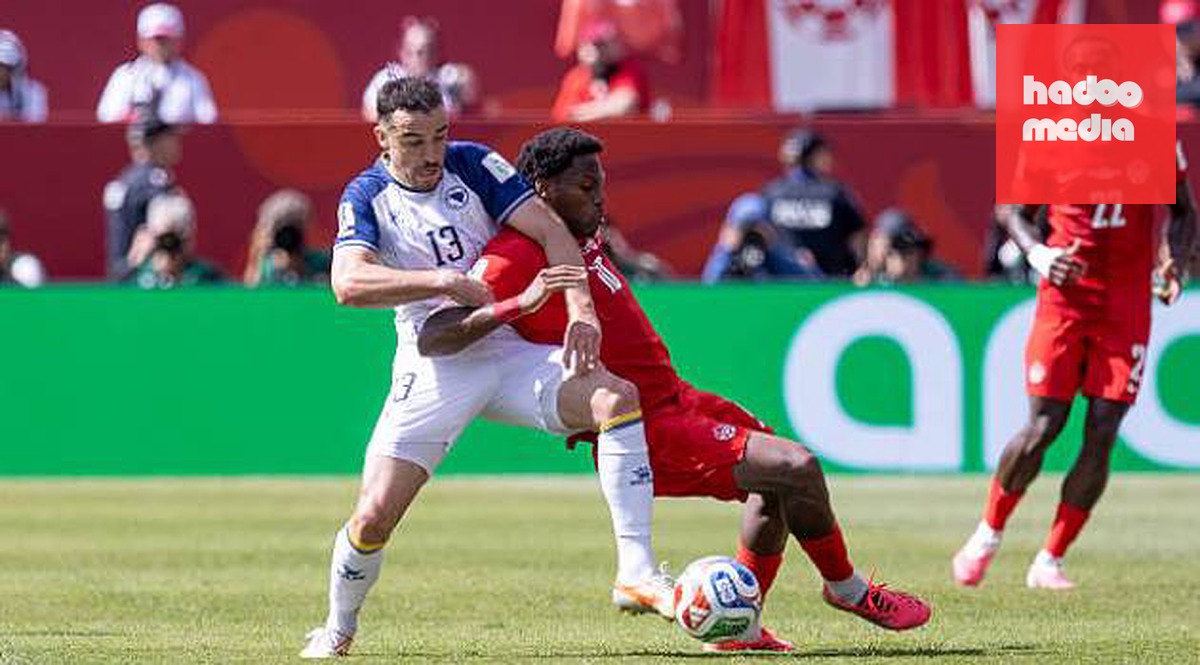 Jonathan David (áo đỏ) là niềm hy vọng lớn của Canada.