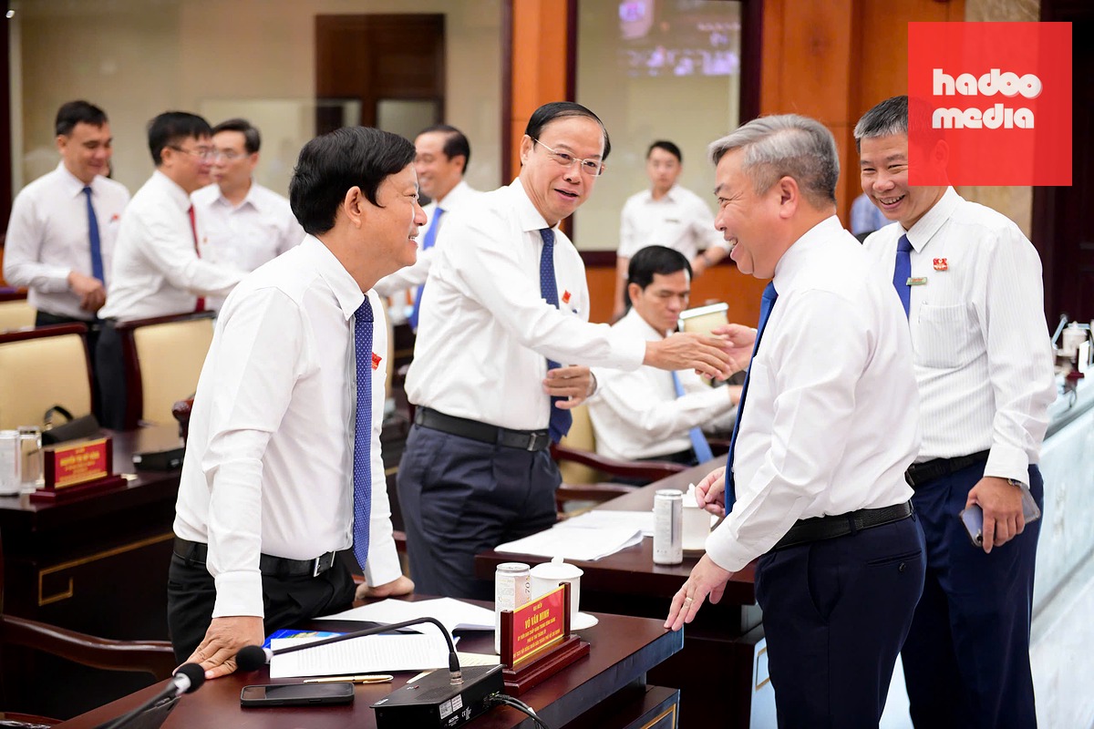Ông Võ Văn Minh - Chủ tịch HĐND TP.HCM (bìa trái) - trao đổi với các đại biểu tại kỳ họp thứ ba sáng 19-6 - Ảnh: QUANG ĐỊNH