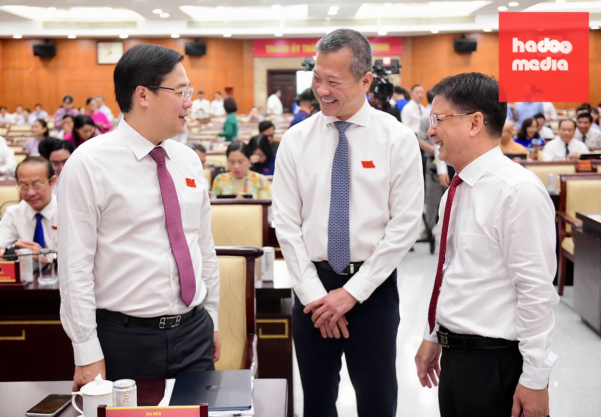 Ông Lê Quốc Phong (bìa trái) - Phó bí thư thường trực Thành ủy TP.HCM và ông Nguyễn Mạnh Cường (bìa phải) - Phó chủ tịch UBND TP.HCM - trao đổi với các đại biểu tại kỳ họp thứ ba sáng 19-6 - Ảnh: QUANG ĐỊNH