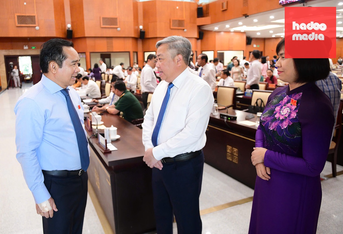 Ông Nguyễn Văn Được - Chủ tịch UBND TP.HCM (bìa trái) - trao đổi với các đại biểu tại kỳ họp thứ ba sáng 19-6 - Ảnh: QUANG ĐỊNH