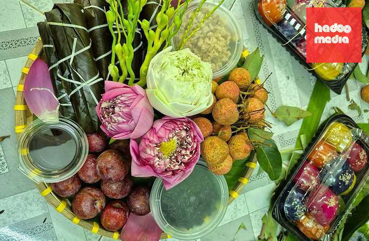 Mâm cúng tại cửa hàng của chị Lan Anh ở phường Nhiêu Lộc. Ảnh: Lan Anh