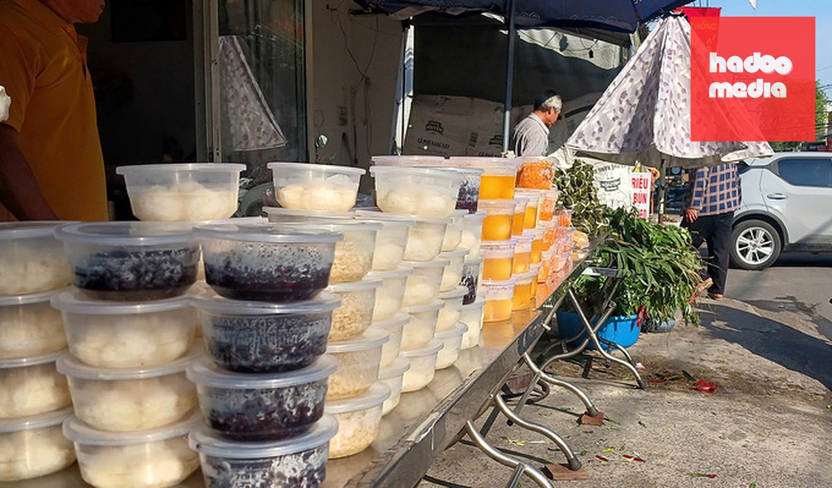 bánh tro, cơm rượu nếp bán trên đường Lê Đức Thọ, phường An Hội Đông, TP HCM. Ảnh: Thi Hà