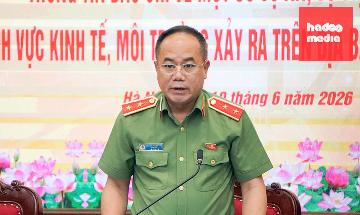 Trung tướng Nguyễn Thanh Tùng, Giám đốc Công an Hà Nội, thông tin tại hội nghị. Ảnh: Linh Đan