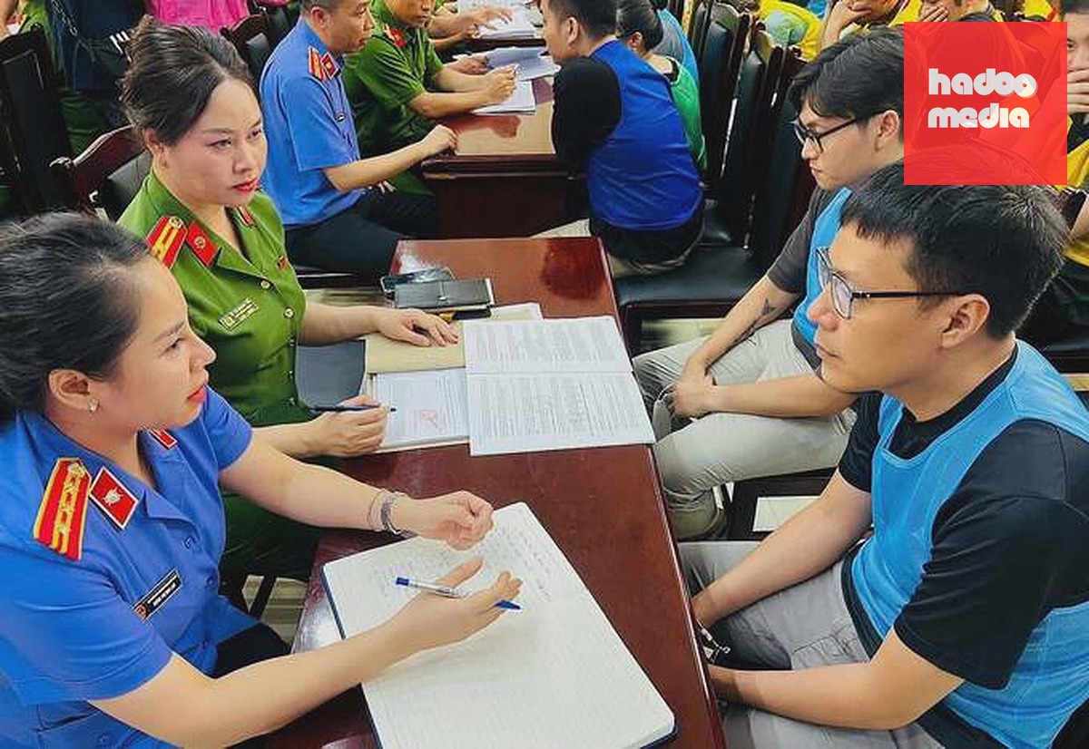 Công an làm việc với các bị can. Ảnh: Linh Đan