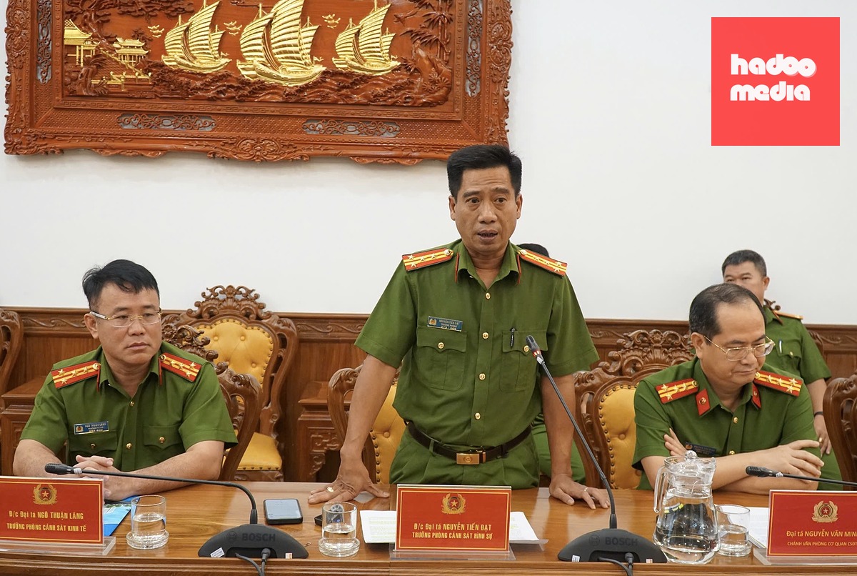 Đại tá Nguyễn Tiến Đạt thông tin về kết quả điều tra, triệt phá các đường dây núp bóng doanh nghiệp để lừa đảo bằng hình thức mua bán hợp đồng kỳ nghỉ - Ảnh; ĐAN THUẦN
