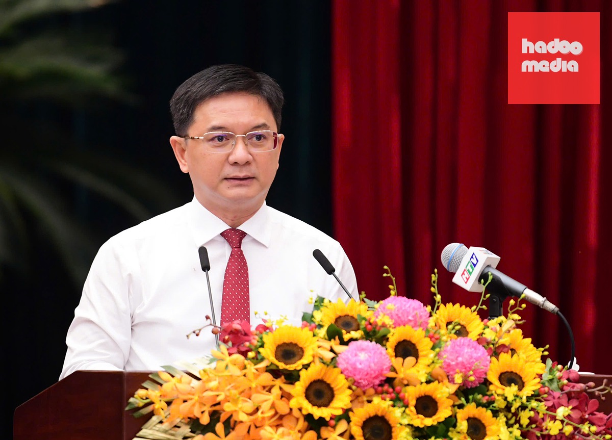 Ông Nguyễn Mạnh Cường - Phó chủ tịch UBND TP.HCM trình bày tờ trình điều chỉnh chủ trương đầu tư xây dựng cầu Cần Giờ - Ảnh: QUANG ĐỊNH