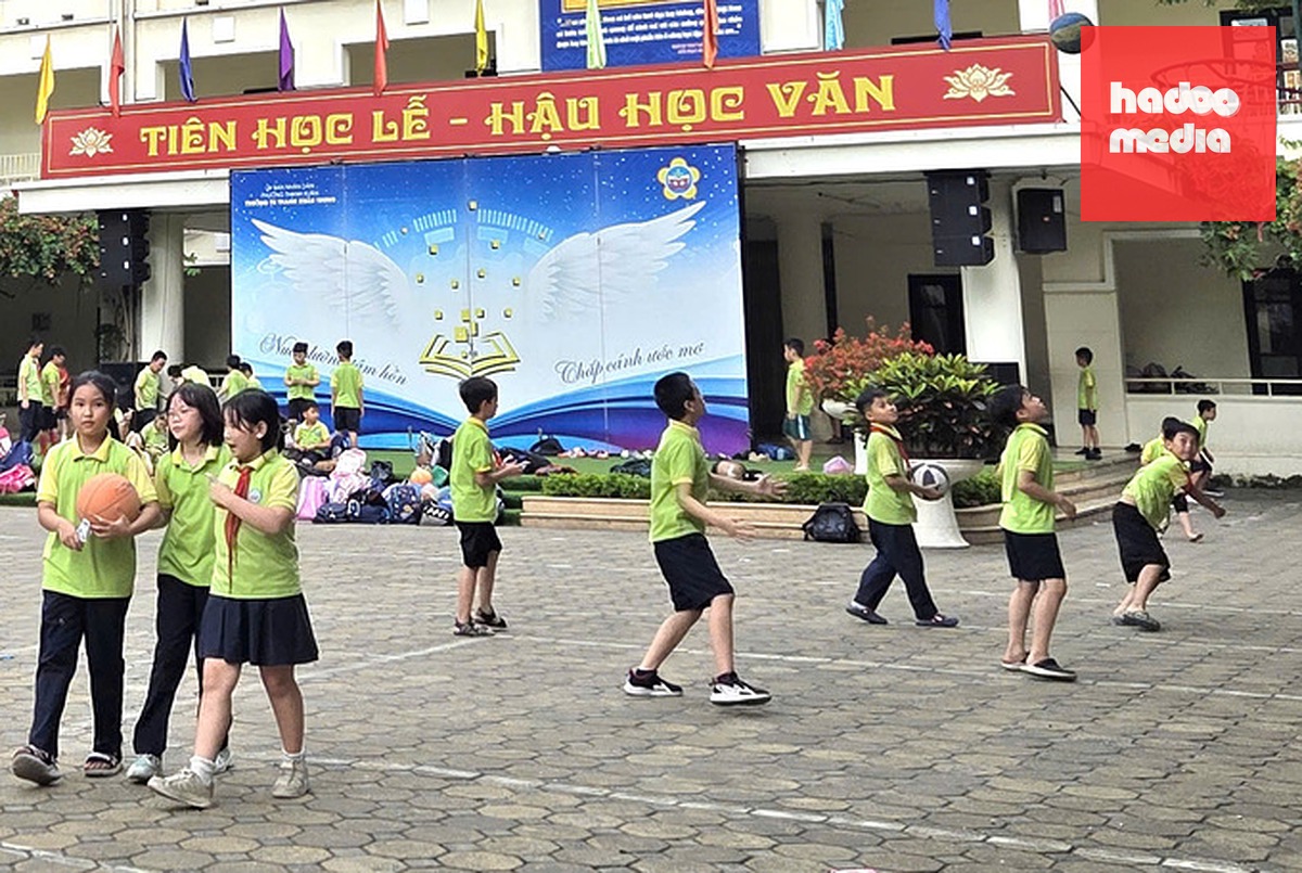 Học sinh trường Tiểu học Thanh Xuân Trung, phường Thanh Xuân chơi bóng rổ sau khi tan học. Ảnh: Hoàng Phong