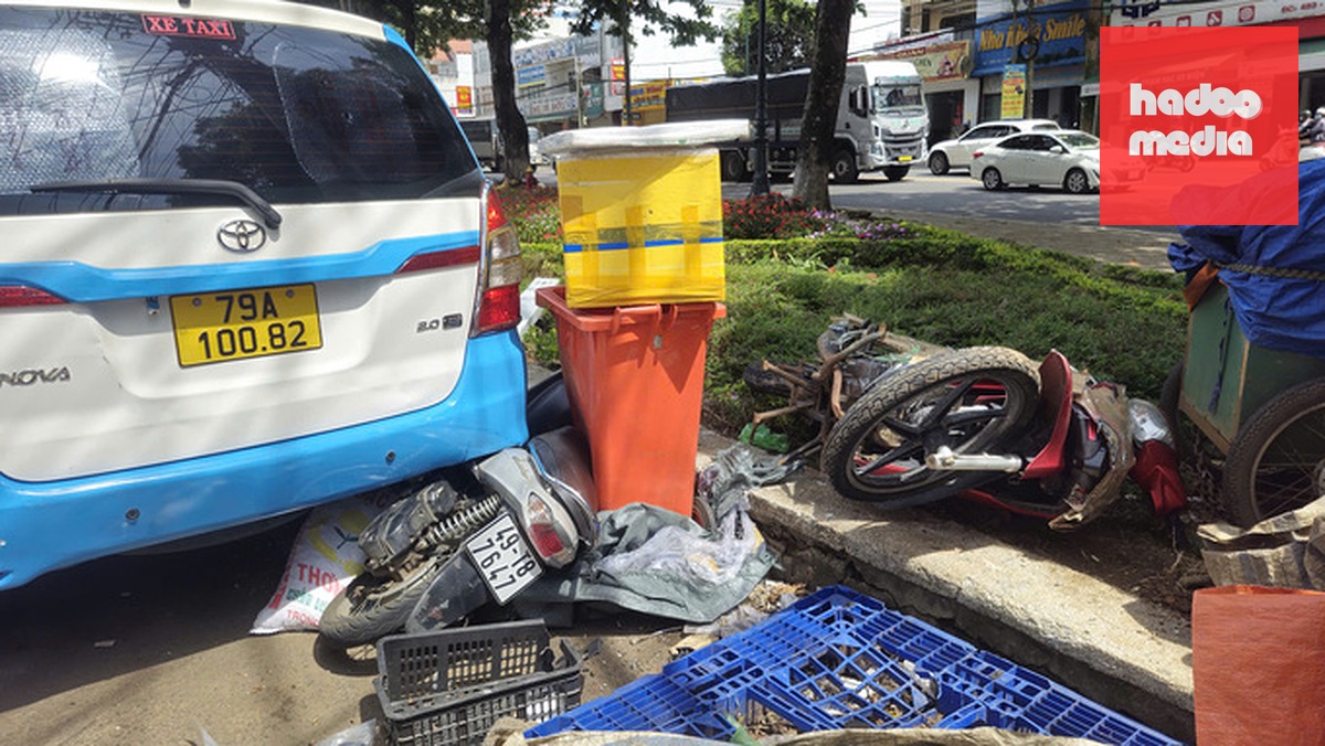 Ôtô tự trôi tông một taxi và hai xe máy đang đậu bên đường. Ảnh: Hoài Thanh