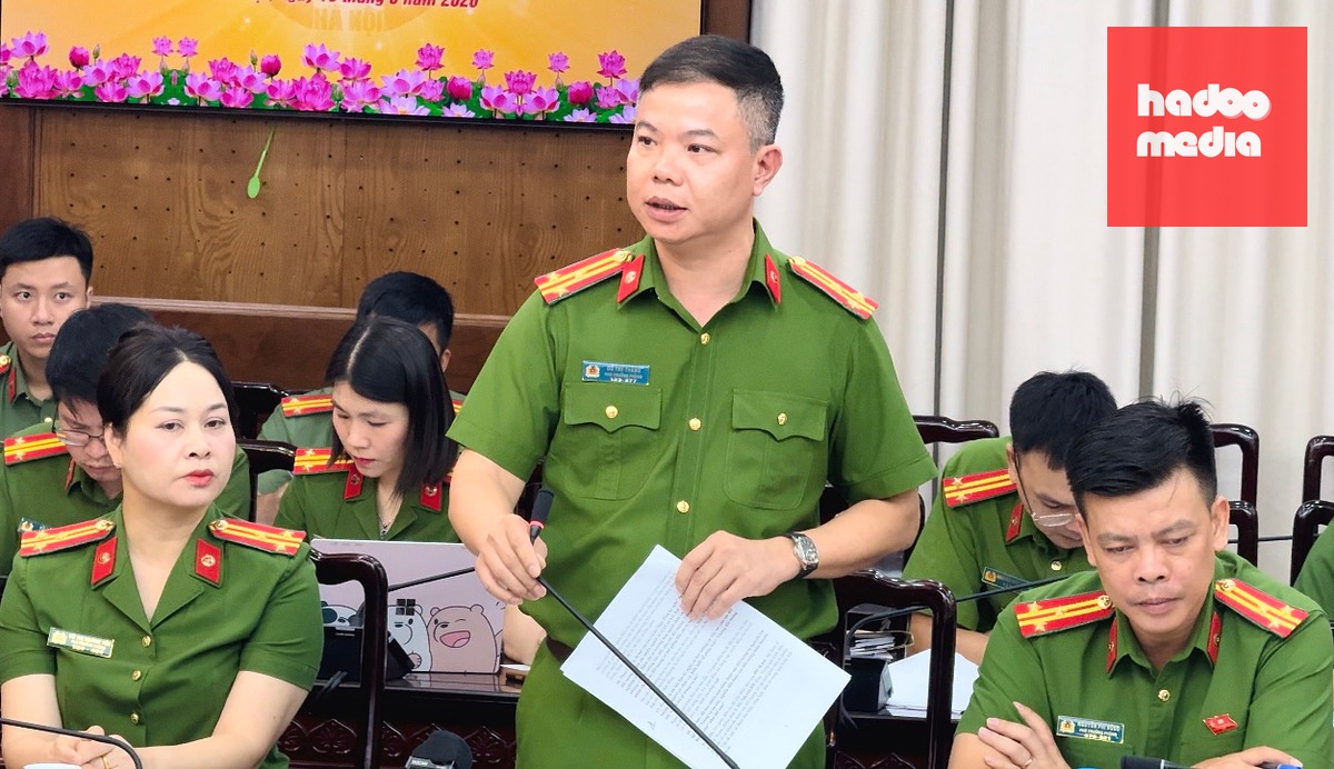 Thượng tá Đỗ Thế Thắng thông tin tại họp báo - Ảnh: DANH TRỌNG