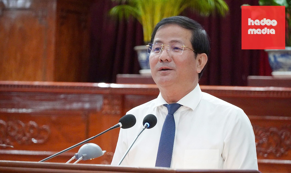 Phó bí thư Thành ủy Cần Thơ Trần Văn Huyến phát biểu tại buổi họp mặt các cơ quan báo chí ở Cần Thơ chiều 19-6 - Ảnh: CHÍ QUỐC