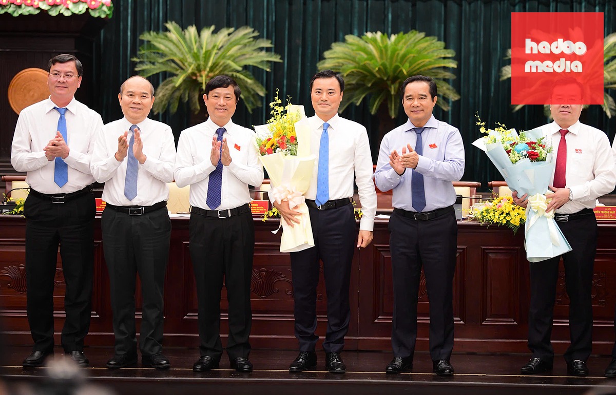 Chủ tịch UBND TP.HCM Nguyễn Văn Được và Chủ tịch HĐND TP.HCM Võ Văn Minh cùng các lãnh đạo UBND TP tặng hoa cho ông Bùi Xuân Cường và ông Nguyễn Văn Đồng - Ảnh: QUANG ĐỊNH