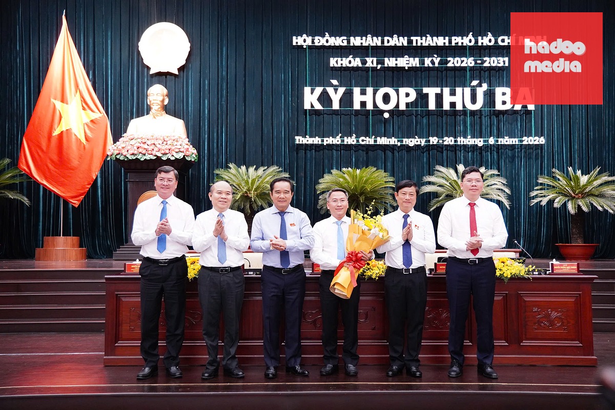 Các lãnh đạo UBND TP.HCM và HĐND TP.HCM tặng hoa chúc mừng ông Nguyễn Tấn Phát - Ảnh: KỲ PHONG