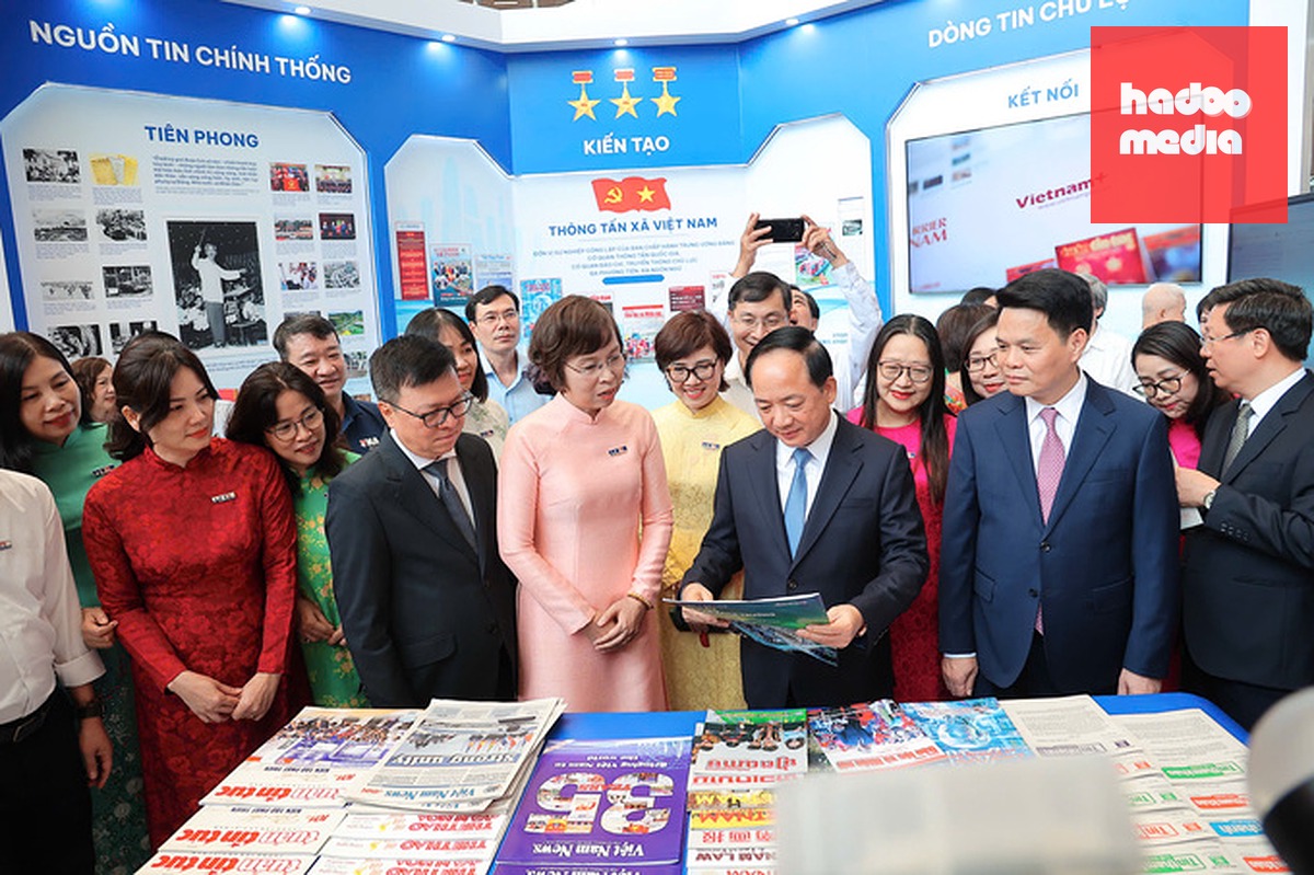 Trưởng ban Tuyên giáo và Dân vận Trung ương Trịnh Văn Quyết xem báo tại gian hàng tại Hội Báo toàn quốc 2026. Ảnh: Việt Trung