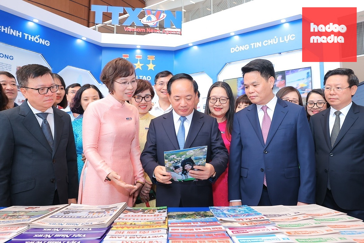 Trưởng Ban Tuyên giáo và Dân vận Trung ương Trịnh Văn Quyết và các đại biểu tại gian trưng bày của TTXVN - Ảnh: TTXVN