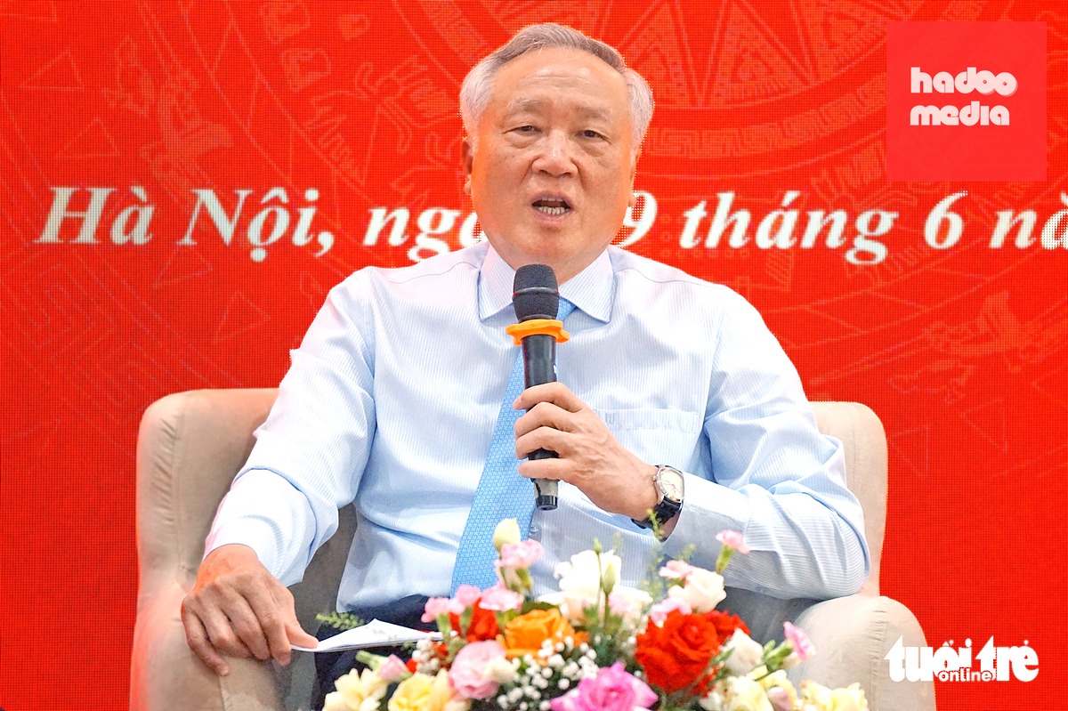 Nguyên Phó thủ tướng thường trực Chính phủ Nguyễn Hòa Bình trao đổi với phóng viên, đại biểu về cuốn sách mới của ông - Ảnh: T.ĐIỂU