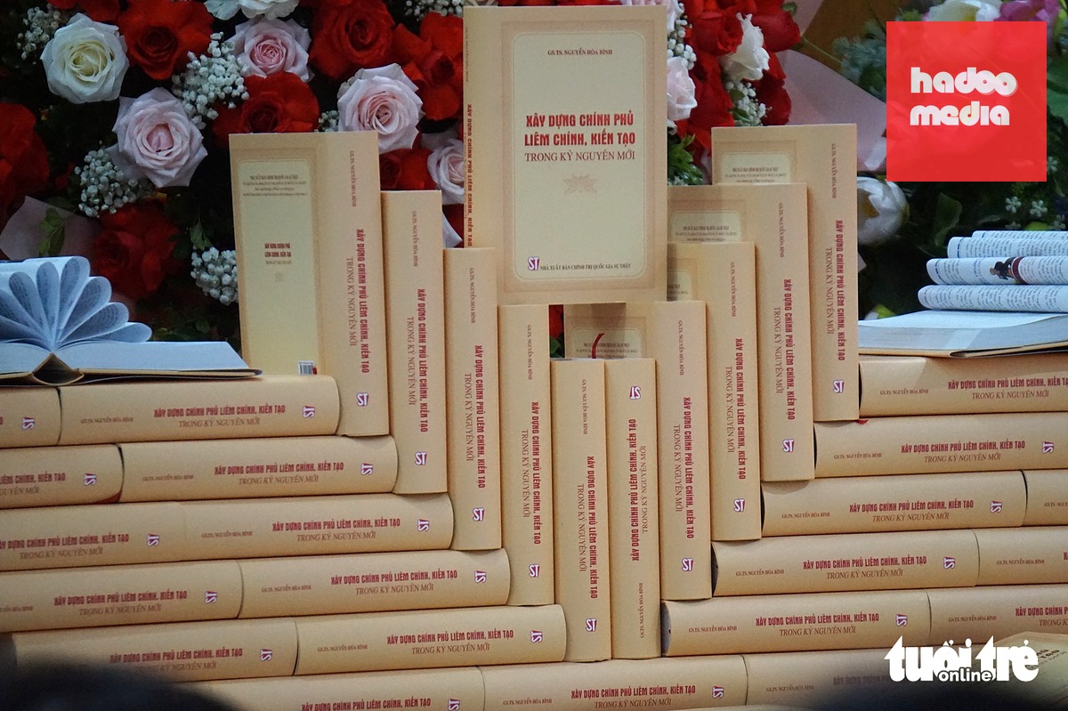 Cuốn Xây dựng Chính phủ liêm chính, kiến tạo trong kỷ nguyên mới tập hợp 91 bài viết, bài phỏng vấn GS.TS Nguyễn Hòa Bình - Ảnh: T.ĐIỂU