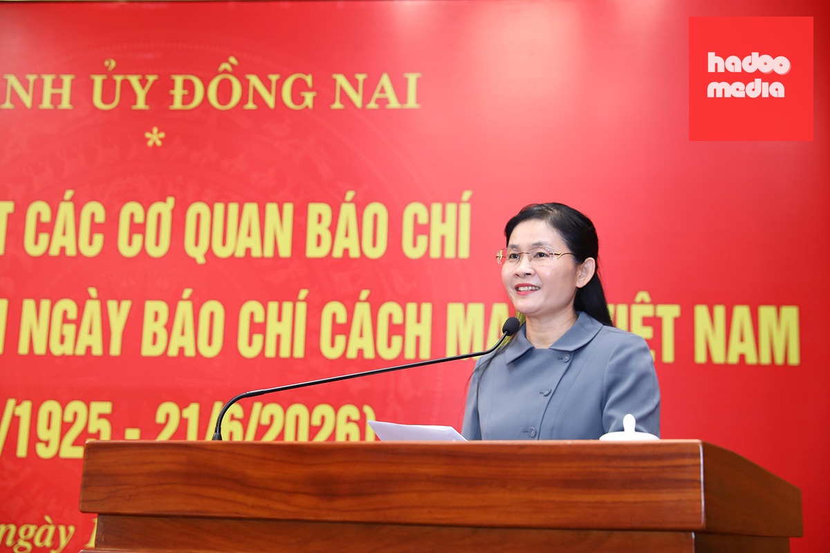 Bà Tôn Ngọc Hạnh - Ủy viên Trung ương Đảng, Phó bí thư thường trực Thành ủy, Chủ tịch HĐND TP Đồng Nai - trân trọng gửi lời cảm ơn các cơ quan báo chí - Ảnh: H.M