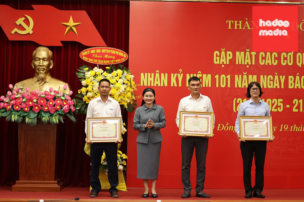 Bà Tôn Ngọc Hạnh - Ủy viên Trung ương Đảng, Phó bí thư thường trực Thành ủy, Chủ tịch HĐND TP Đồng Nai - tặng bằng khen cho tập thể các cơ quan báo chí - Ảnh: H.M