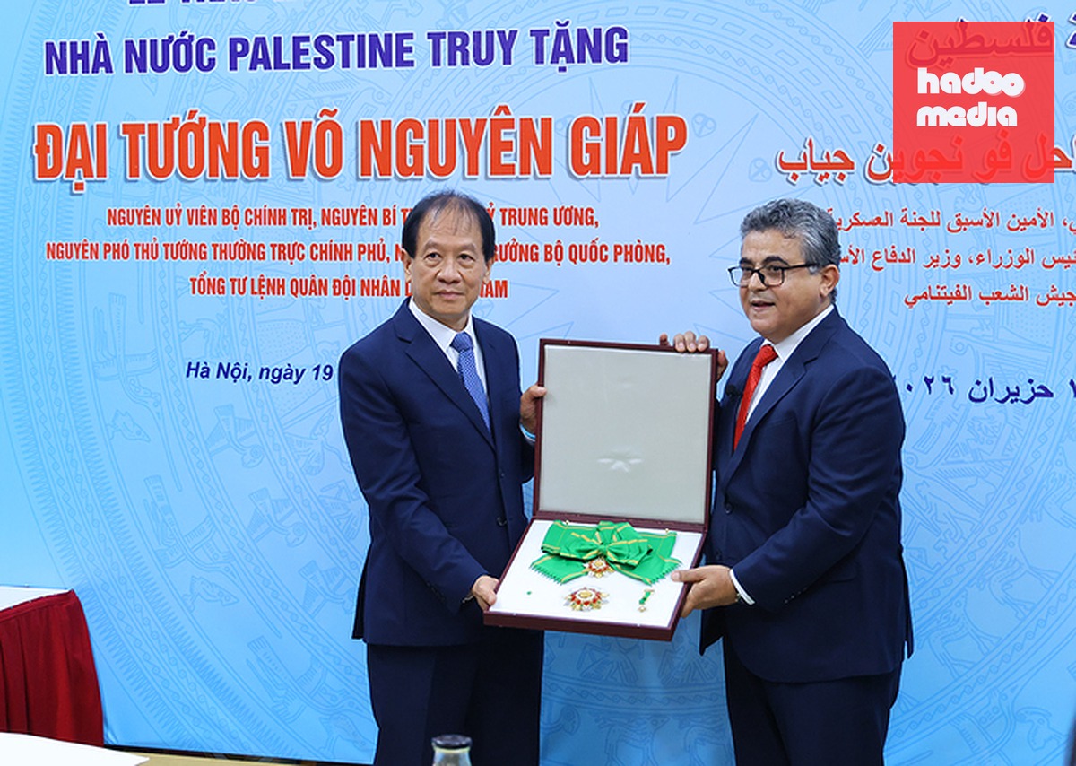 Ông Võ Hồng Nam (con trai) thay mặt Đại tướng Võ Nguyên Giáp đón nhận Huân chương Nhà nước Palestine. Ảnh: Đức Anh