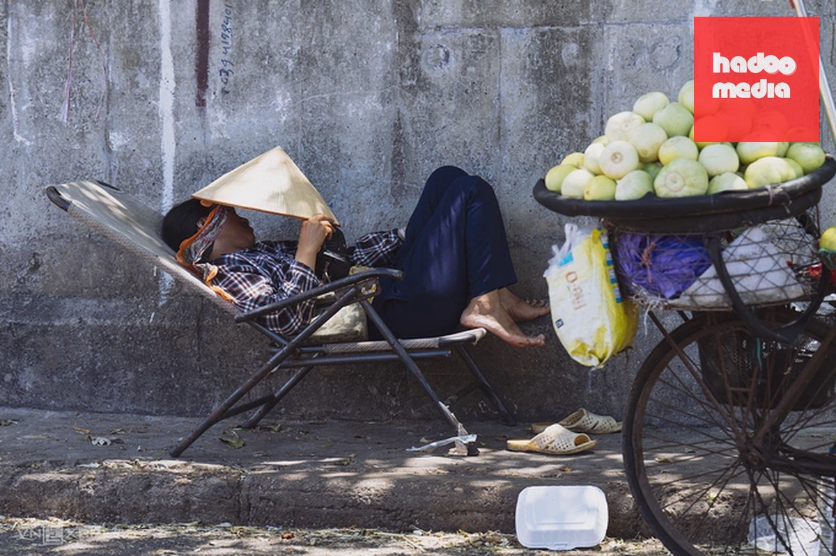 Người lao động tránh nắng nóng ở Hà Nội ngày 25/5. Ảnh: Tùng Đinh